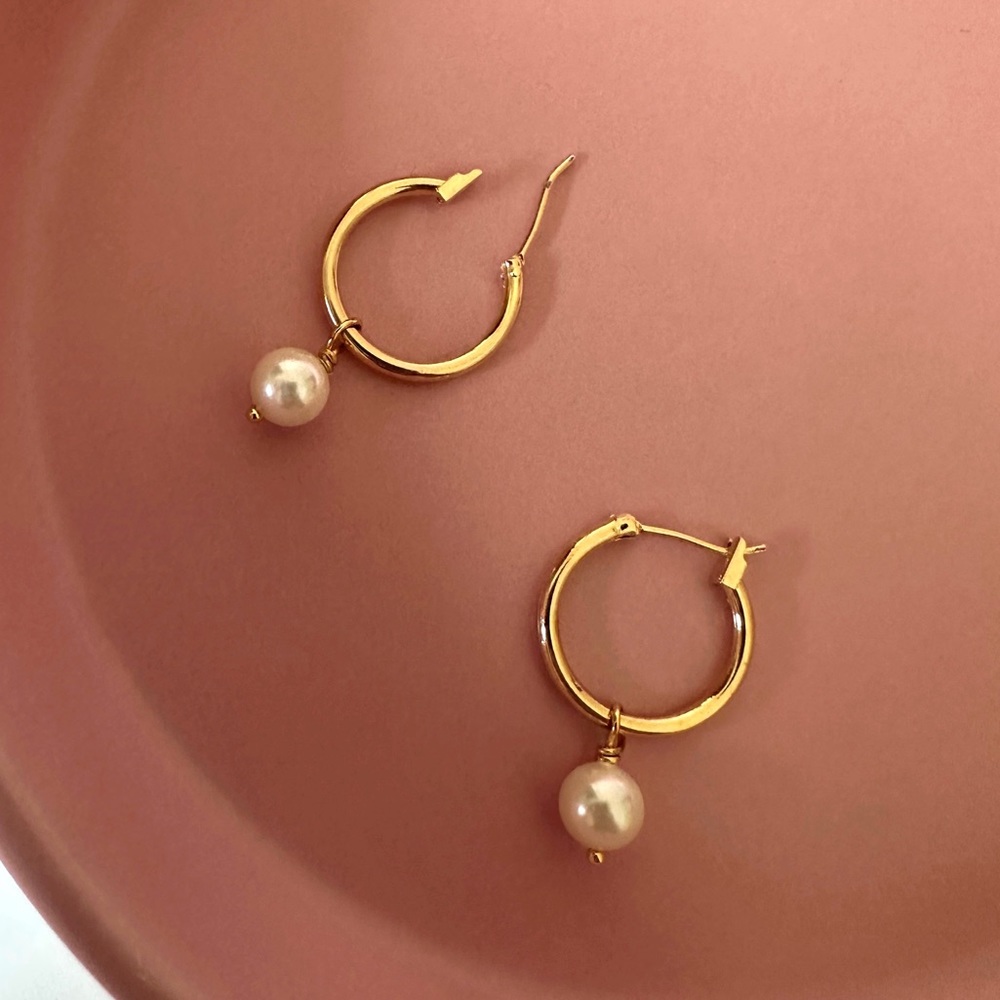 Mini Pearl Earring, Gold Pearl Huggie Earrings, 
, Gold Pearl Hoop